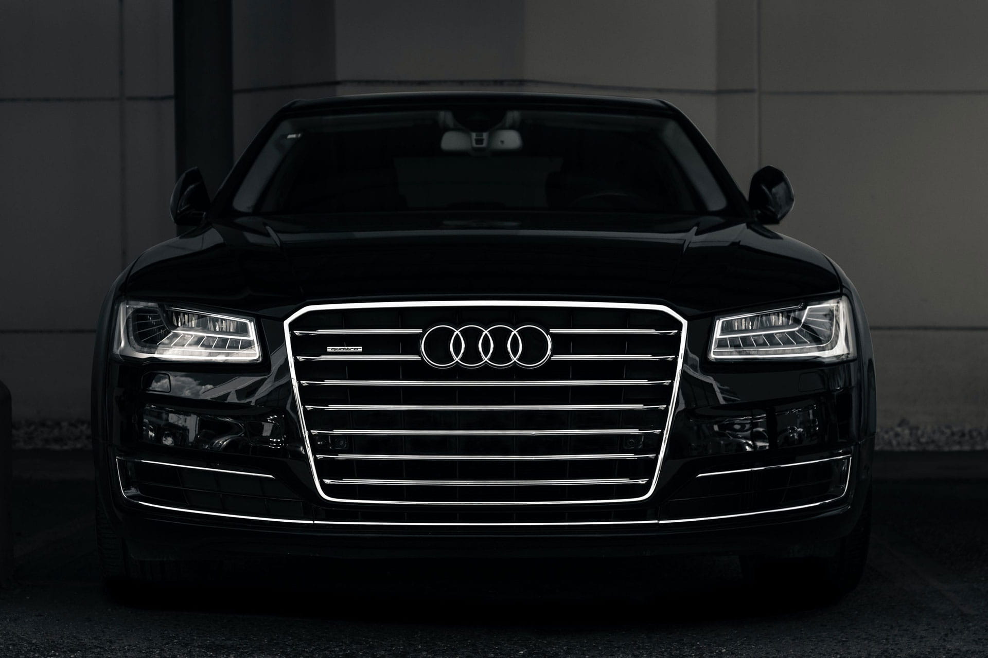Audi noire vue de face