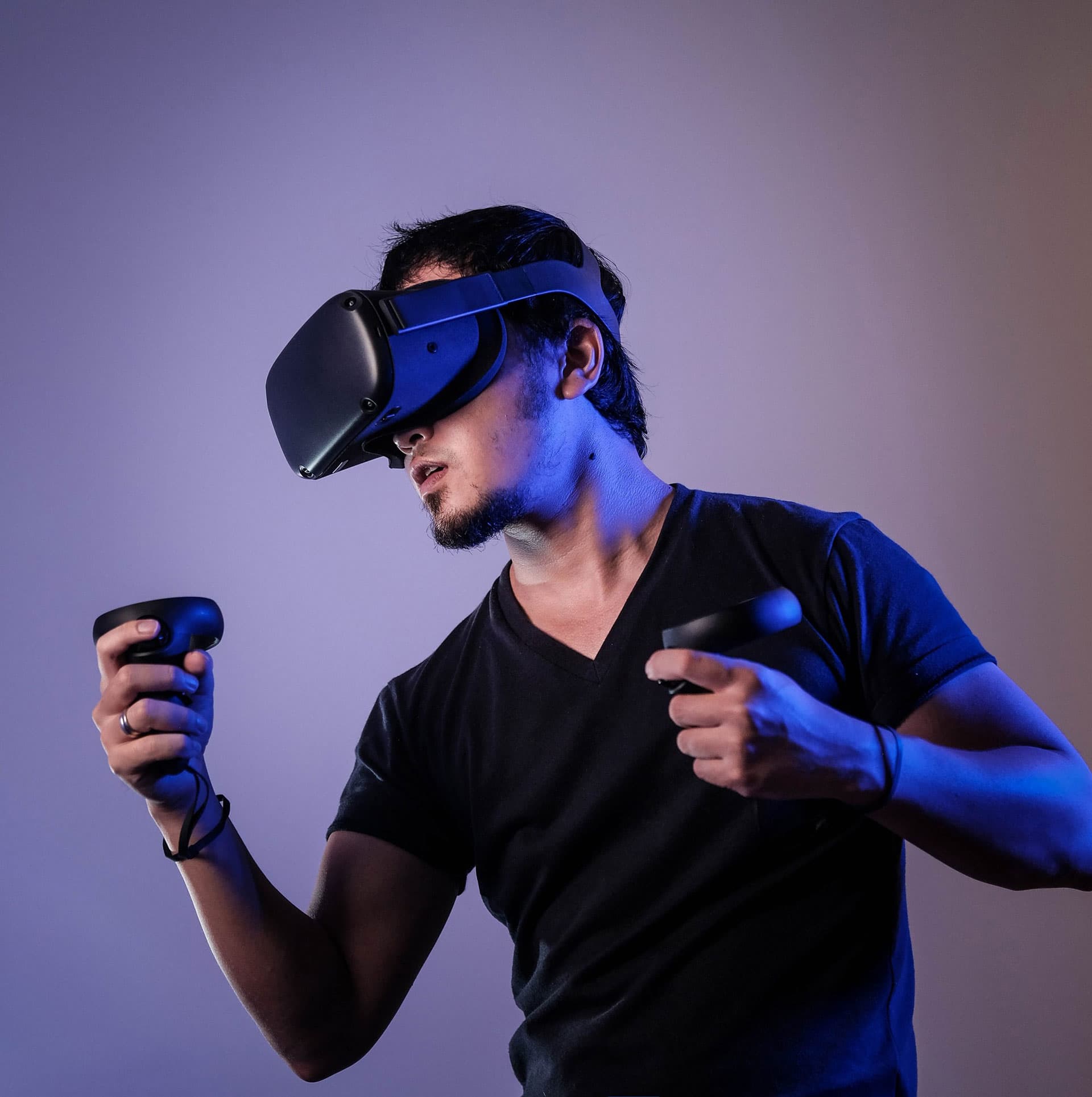 Homme avec casque VR manette realite virtuelle