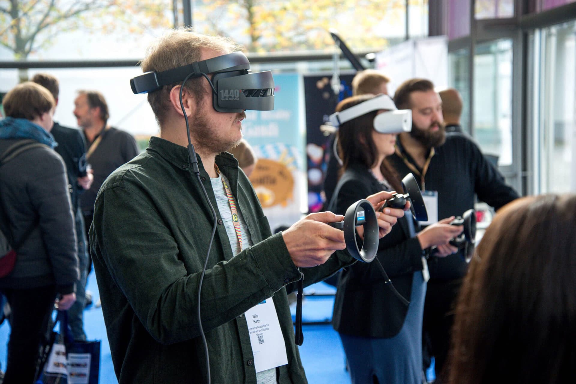 Homme avec casque vr manette realite virtuelle salon exposition